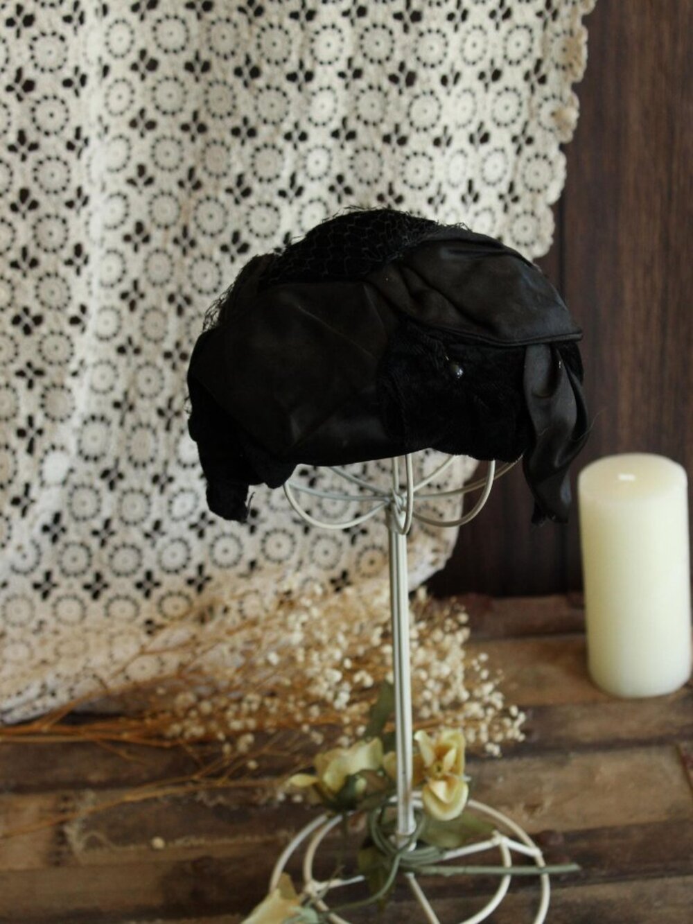 Vintage 1950s Hat, Black Satin and Velvet Curvette Fascinator With Birdcage Veil - Picture 10 of 14